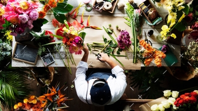 flower-shop-business-owner-working-service-PSEGWHL